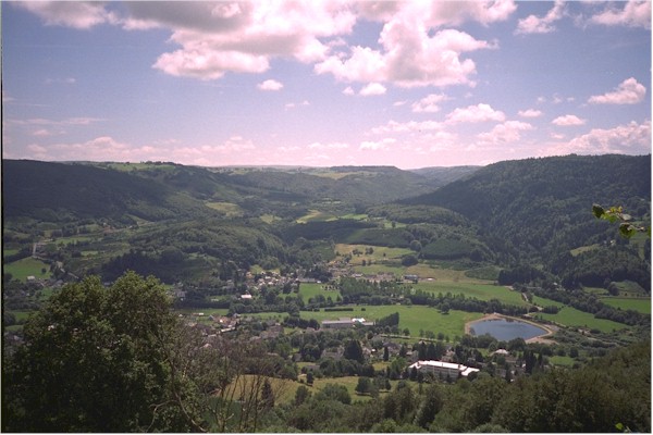 Descent_to_Aurillac.jpg (69072 bytes)