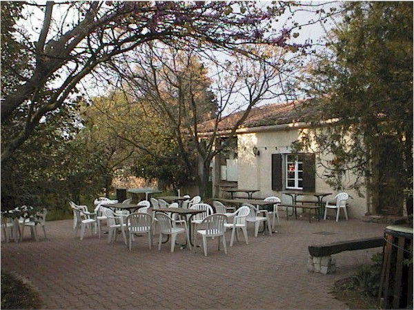 Nimes_Hostel.jpg (124665 bytes)