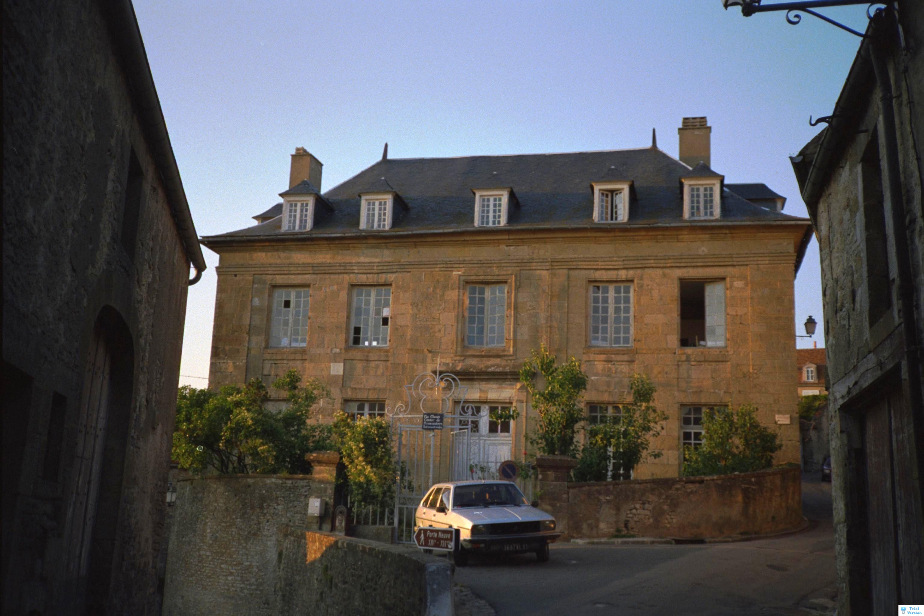 Vezlay_Hostel.gif (82555 bytes)